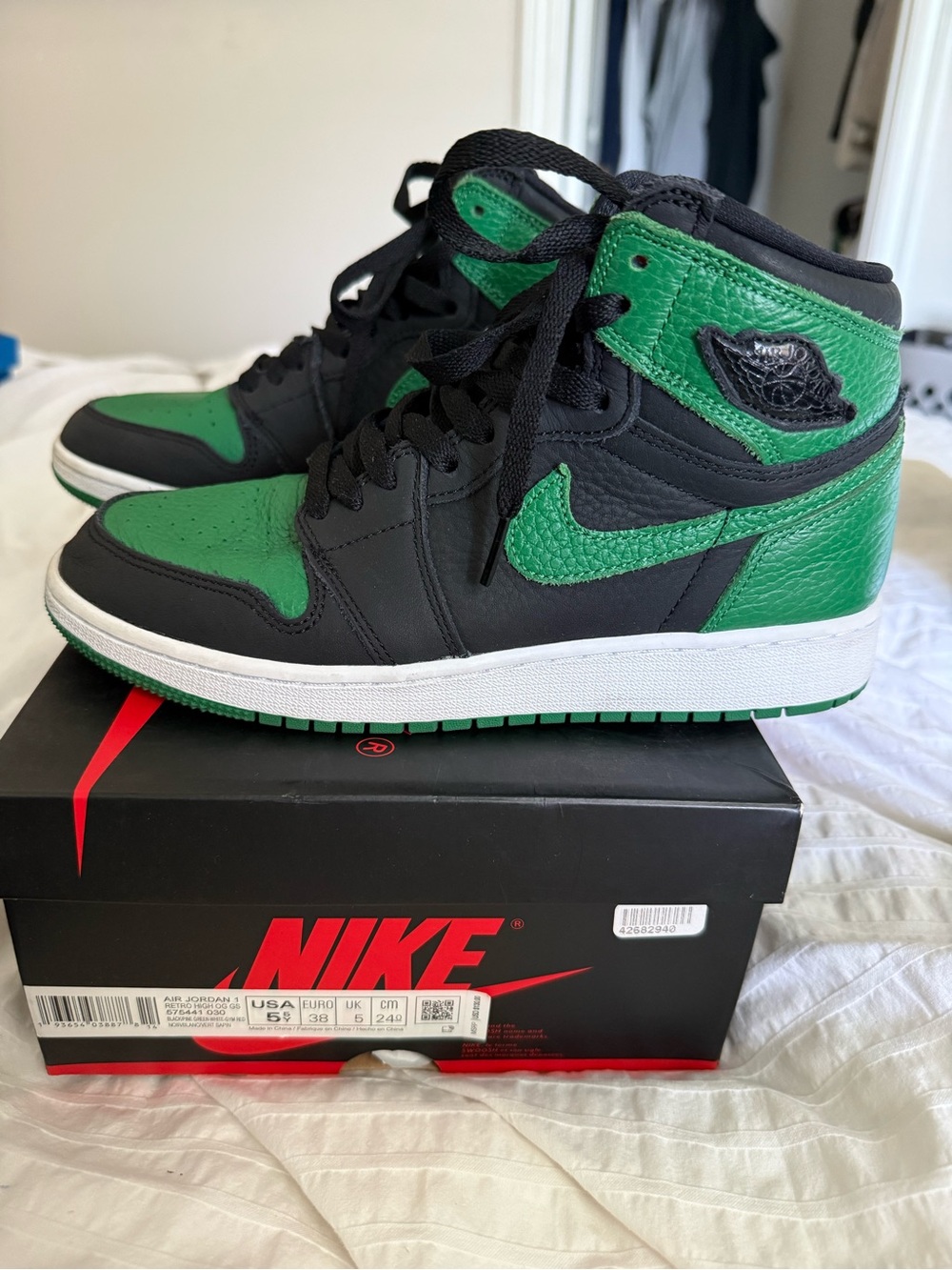 Nike Air Jordan 1 Retro High OG - Picture 3 of 10